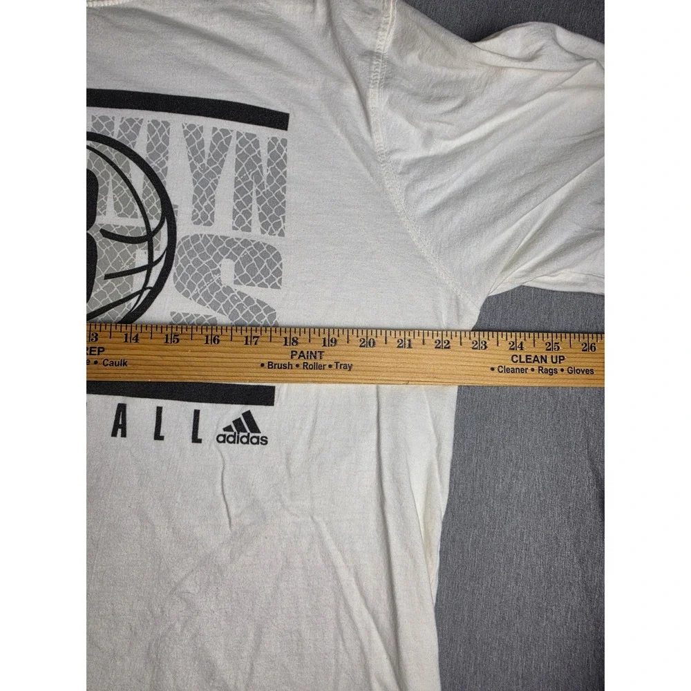 Adidas Brooklyn Nets Basketball Long Sleeve Shirt Mens XL Cream Graphic Tee 3589